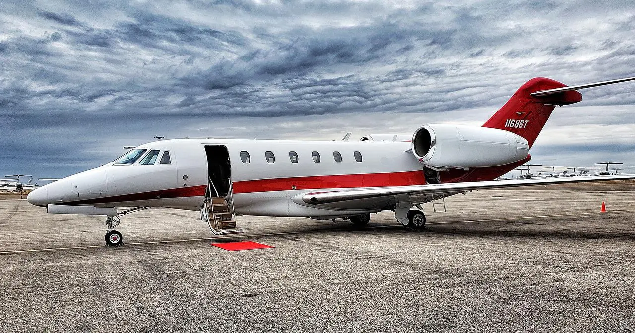 The Benefits and Downsides of Chartering A Private Jet