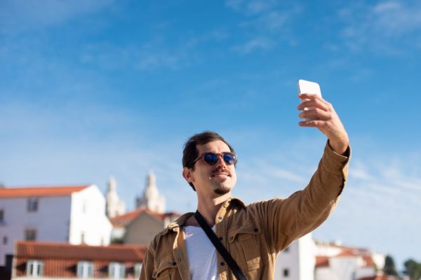 8 Safety Apps Solo Travelers Should Install Before Their Next Trip