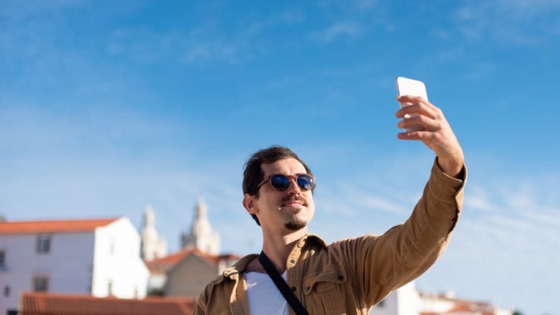 8 Safety Apps Solo Travelers Should Install Before Their Next Trip